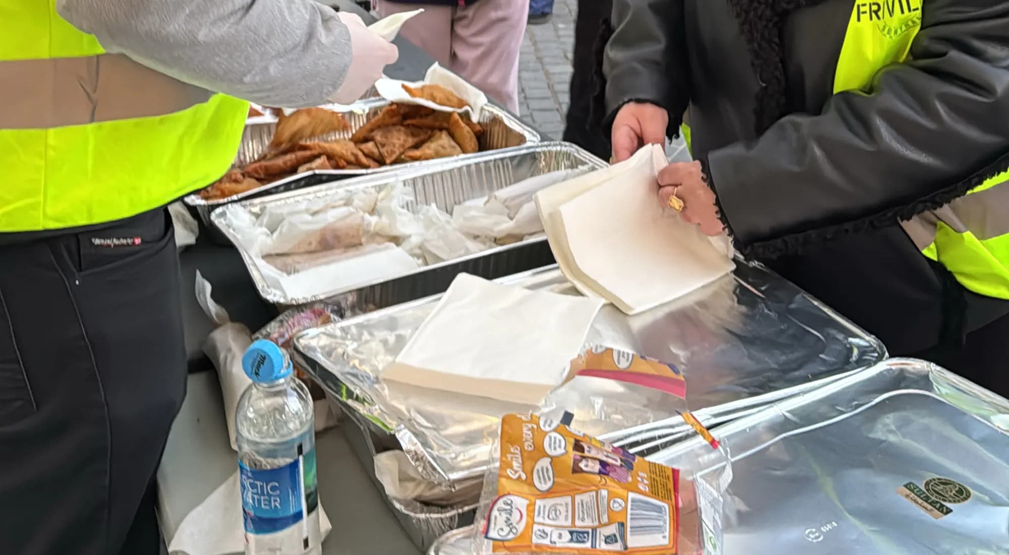 Gateiftar utenfor moskeen, ramadan 2025
