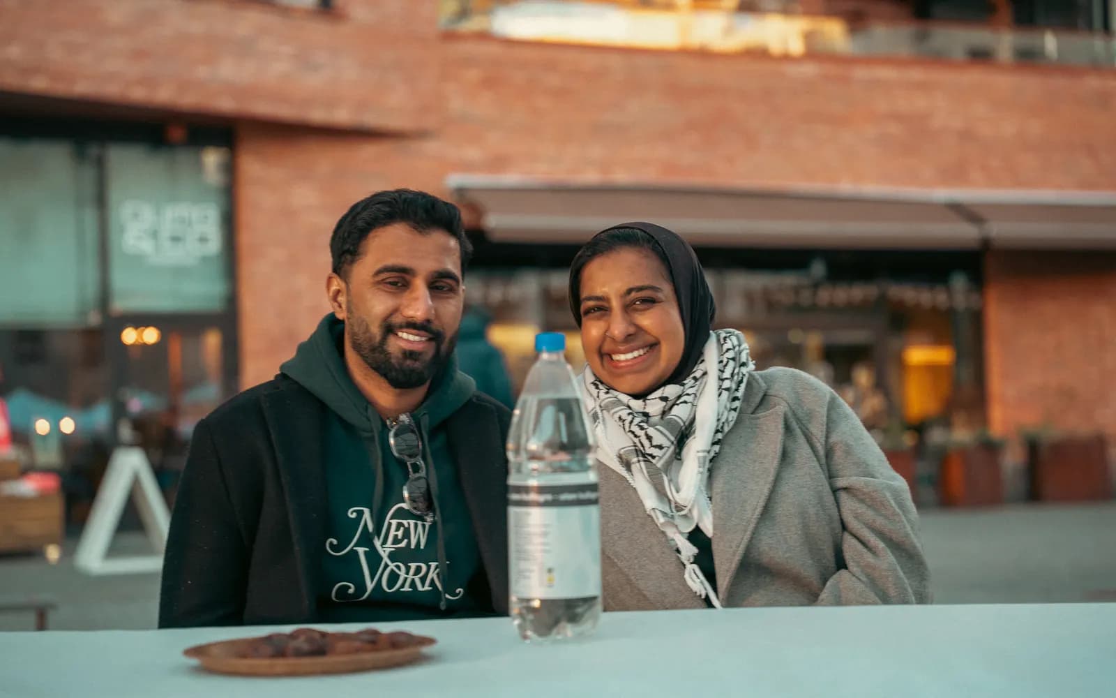 Gateiftar utenfor moskeen, ramadan 2025